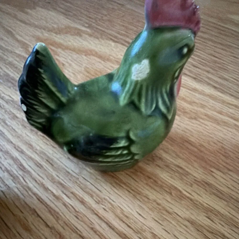 Vintage hand Painted Ceramic Chicken Hen Salt & Pepper Shakers (2) w/ Stoppers